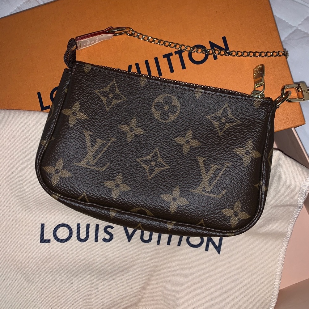 Louis Vuitton mini pochette in monogram 🤎